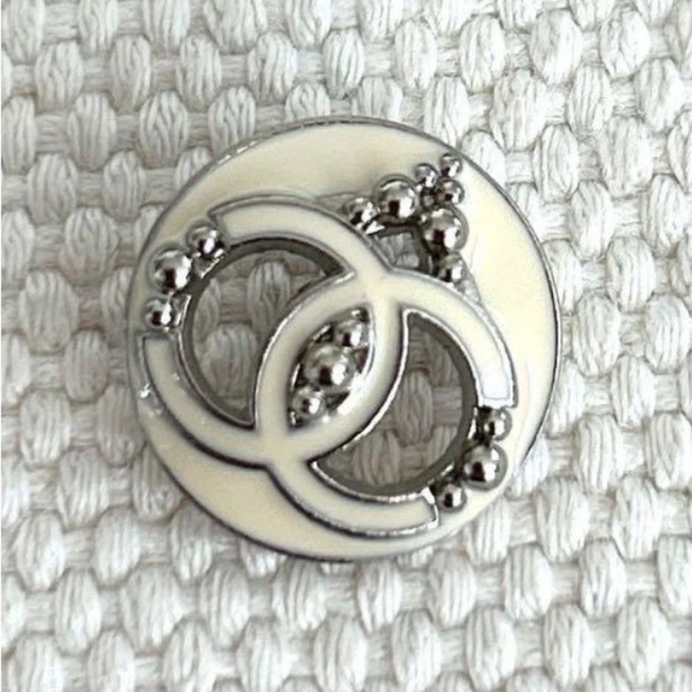 CHANEL Silver Interlocking Logo CC Coco enamel button